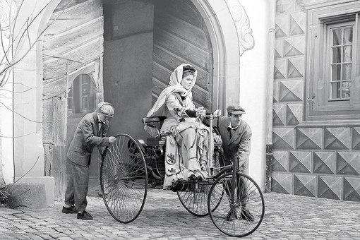 Берта Бенц за рулем Benz Patent-Motorwagen, ок...0