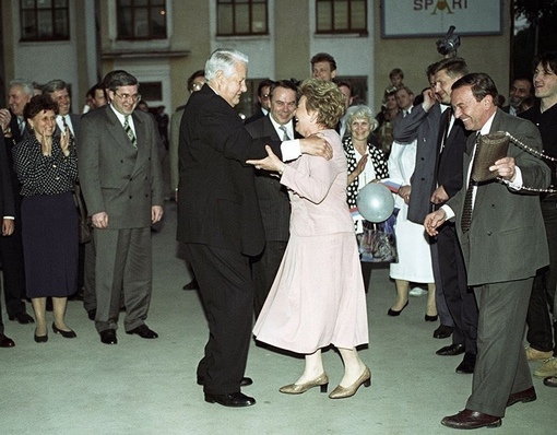 Борис Ельцин с женой Наиной танцуют на митинге-концерте в..0