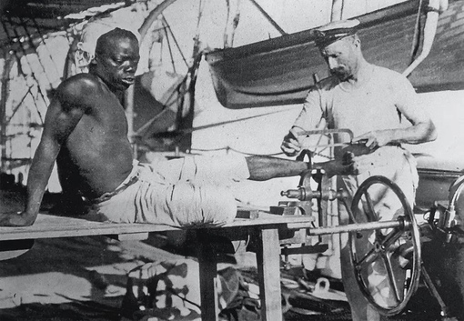 Британский кузнец снимает кандалы с раба, 1907..0