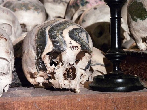 Черепа в склепе «Байнхаус», Гальштат, Австрия, 1700-1960 гг.

Склеп..1