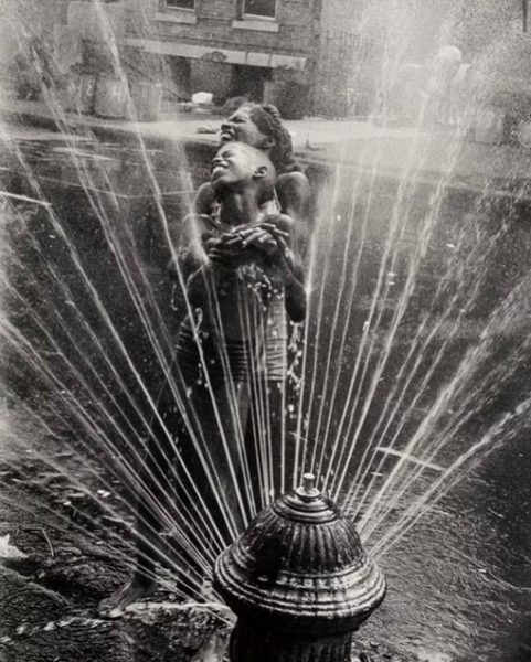 Дети играют у пожарного гидранта, Гарлем, Нью-Йорк, 1963 год, фото —..0
