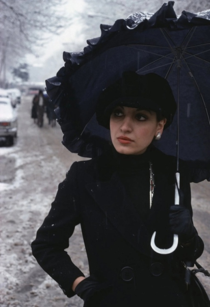 Девушка гуляет по заснеженной улице Тегерана, 1976 год

Фото: Bruno..0
