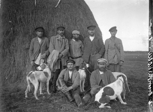 Егеря с собаками на фоне стога сена, 1897..0