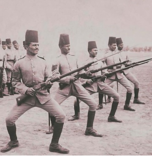 Египетские солдаты отрабатывают приёмы штыкового боя. Каир, 1903..0