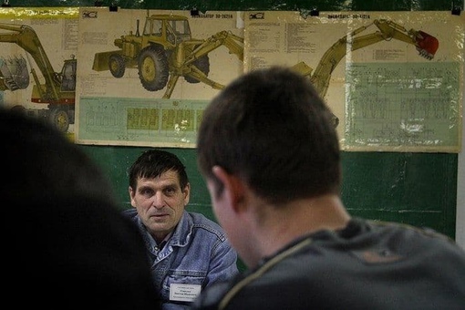 Это не жизнь посреди войны, это обычная жизнь учащихся в ПТУ..1