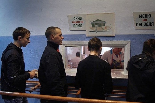 Это не жизнь посреди войны, это обычная жизнь учащихся в ПТУ..3