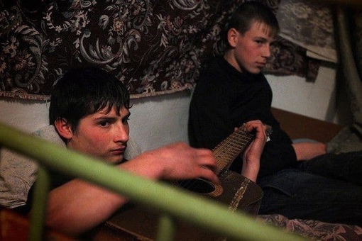 Это не жизнь посреди войны, это обычная жизнь учащихся в ПТУ..8