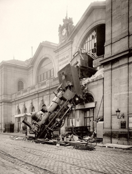 Фотография с поездом, потерпевшим крушение на вокзале Монпарнас..0