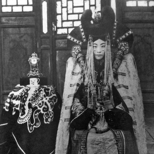 Генепиль, последняя королева Монголии, около 1920..0