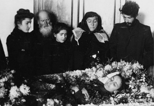 Иосиф Джугашвили на похоронах своей первой жены Екатерины..0