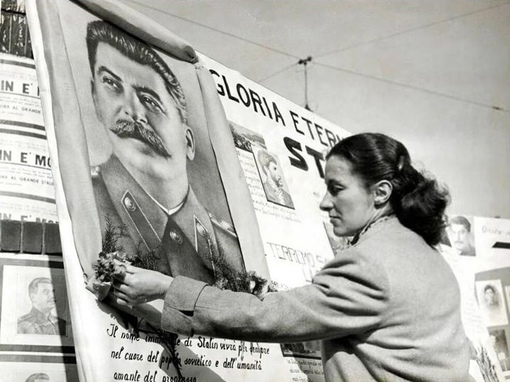 Итальянские коммунисты скорбят на мемориале Иосифу Сталину...2