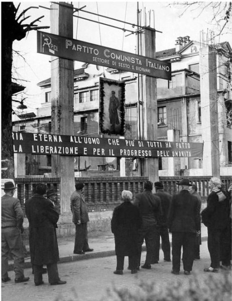 Итальянские коммунисты скорбят на мемориале Иосифу Сталину...3