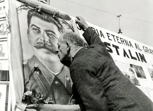 Итальянские коммунисты скорбят на мемориале Иосифу Сталину...0