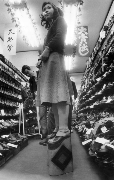Японская девушка примеряет туфли на платформе 51 см, Токио, 1973..0