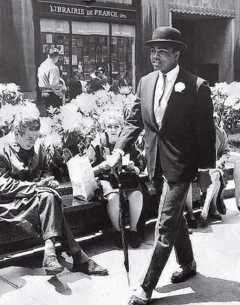 Кассиус Клей прогуливается по улице Нью-Йорка, 1963..0