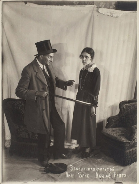 Лили Брик на съемках «Закованная фильмой», 1918 г. 

«Закованная..0