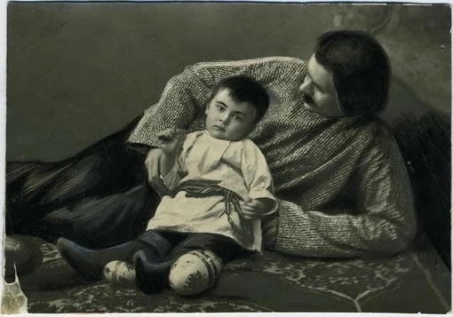 Максим Горький с сыном Максимом.Нижний Новгород,1900 г .

Сын..0