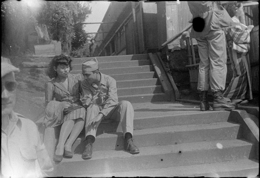 Местная девушка и американский солдат. Токио, 1946..0
