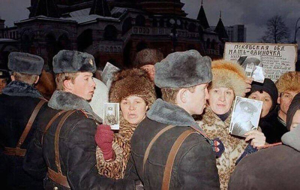 Митинг советских матерей около Красной площади. 1990..0