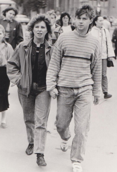 Молодая пара на прогулке, Москва, апрель 1990..0