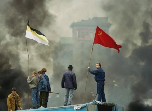 На баррикадах в Москве во время конституционного кризиса 1993..0