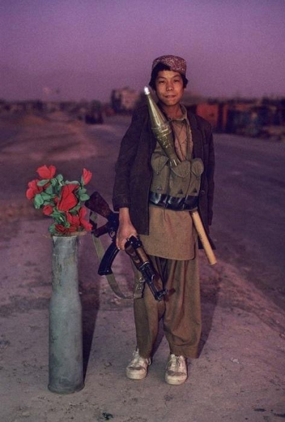 На фотографии, сделанной в Кабуле в 1992 году, изображен 15-летний..0