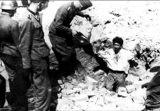 Нацисты казнят пленного еврея-партизана. Варшава, 1943..0