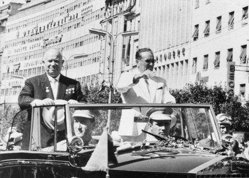 Никита Хрущев и Иосип Броз Тито в Белграде, Югославия, в 1963..0
