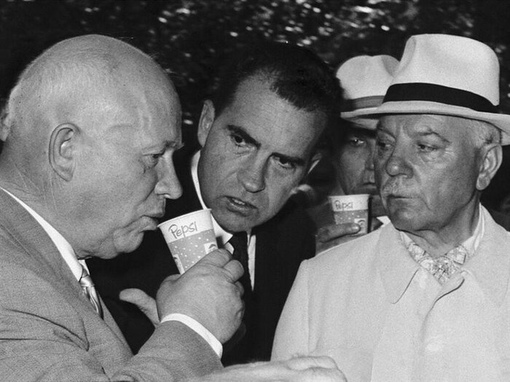 Никита Сергеевич Хрущёв пробует пепси-колу,1959 г. 

За процессом..0