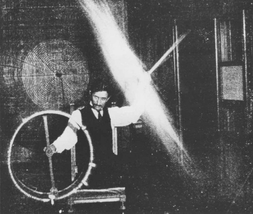 Никола Тесла экспериментирует с беспроводным электричеством...0