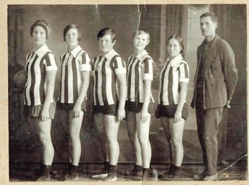 Первая городская команда девушек по баскетболу.Минусинск, 1931..0