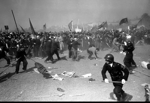 Полиция разгоняет несанкционированный коммунистический митинг...0