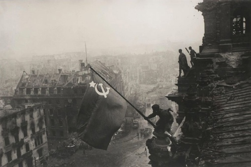 Поздним вечером 30 апреля  1945 года на крыше Рейхстага разведчики..0