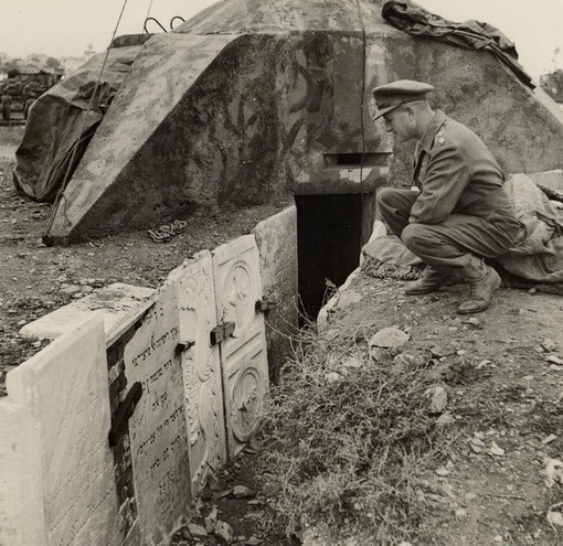 Позиции немецких фашистов укреплённые могильными плитами с..0