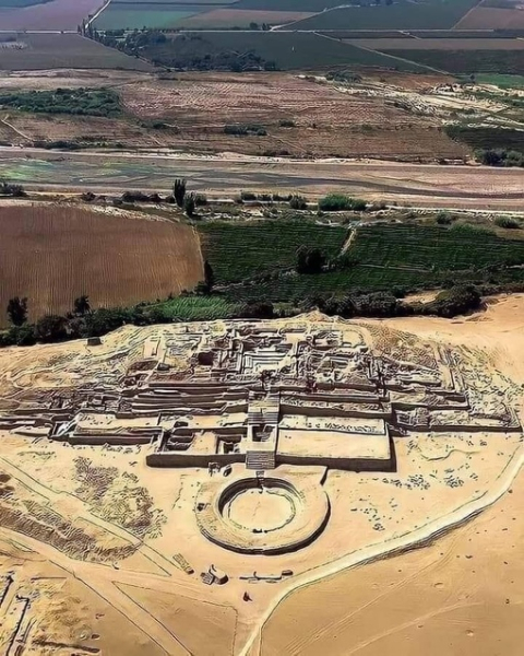 Расположенный в Перу, 4600-летний город Караль-Супе, старейший..0