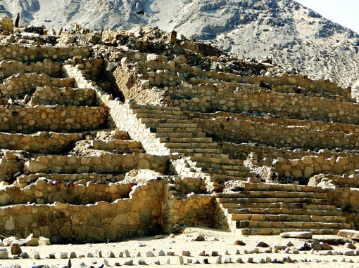 Расположенный в Перу, 4600-летний город Караль-Супе, старейший..2