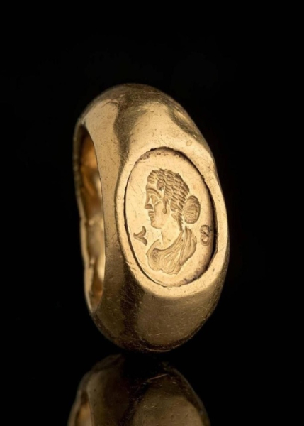 Римское золотое кольцо с изображением Фаустины Младшей, жены..0