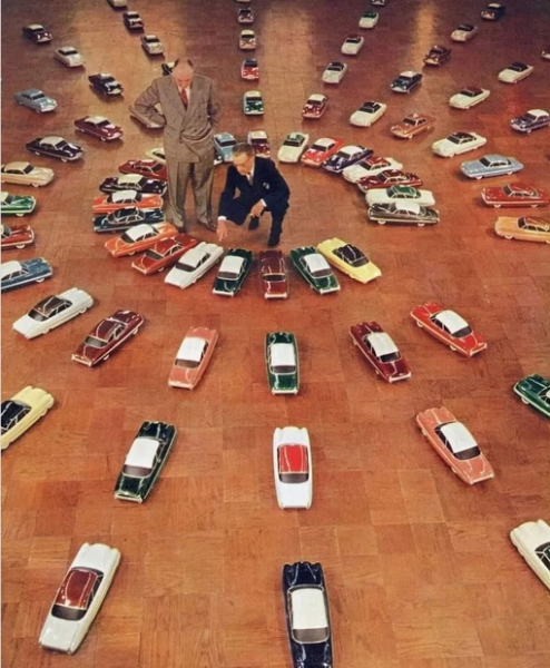 Руководство компании Ford выбирает цвета для автомобилей 1953 года..0