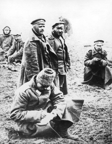 Русские солдаты пишут домой поздравления с Пасхой с фронта, 1915..0