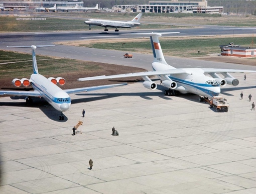 Самолёты Ил-62, Ил-76 и взлетающий Ту-104. Москва, Внуково-2, 1971..0