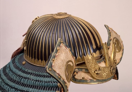 Самурайский шлем типа Suji-kabuto Akoda-nari.

Создан в XV веке мастерами в..1