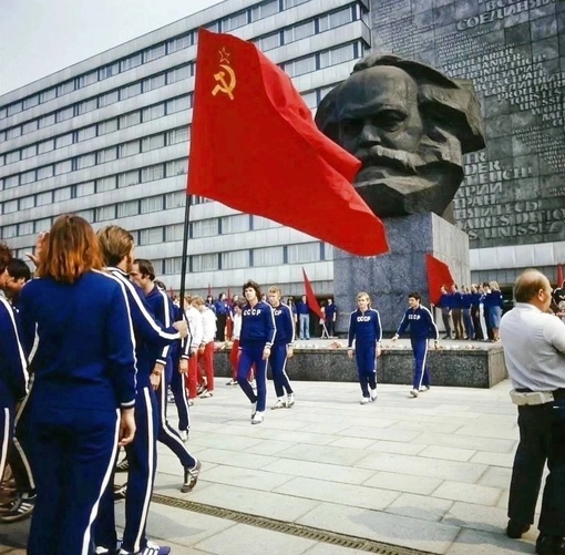 Сборная СССР по легкой атлетике перед памятником Карлу Марксу в..0