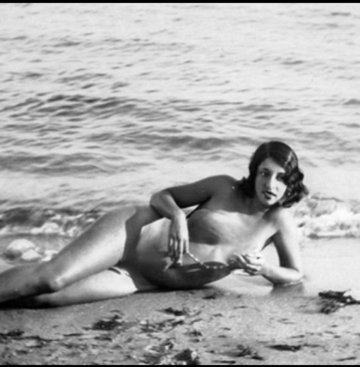 Солистка московской оперетты Голда Хейфиц отдыхает на берегу..0
