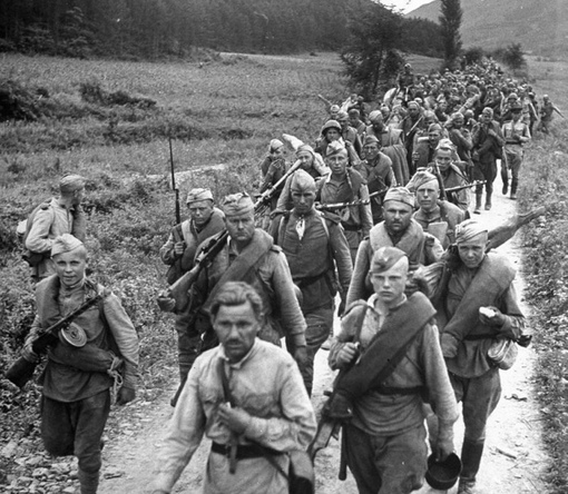 Советские солдаты на марше в северной Корее, 1945..0