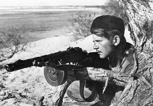 Советский разведчик И. Демченко, вооруженный..0
