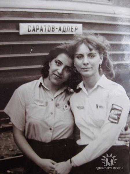 Студентки консерватории летом работают проводницами.Саратов ,1986..0