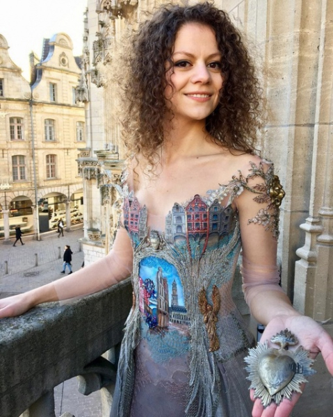 Текстиль-арт от Sylvie Facon. На платье изображен французский город..2