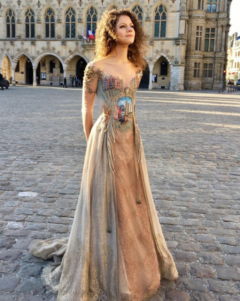 Текстиль-арт от Sylvie Facon. На платье изображен французский город..0