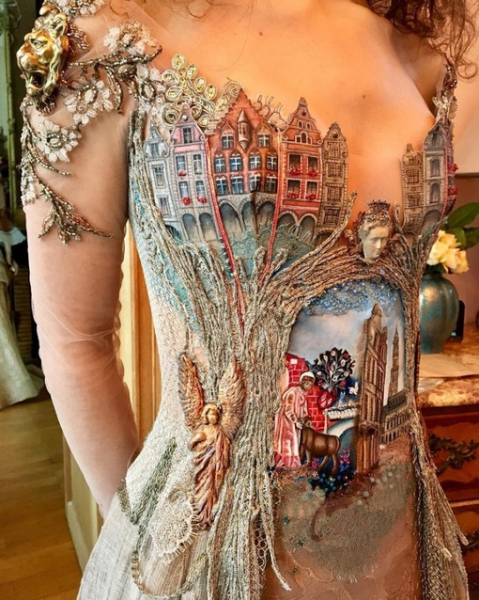 Текстиль-арт от Sylvie Facon. На платье изображен французский город..1
