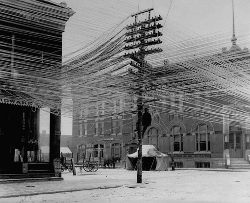 Телефонные линии на перекрестке в Пратте, штат Канзас, США, 1911..0